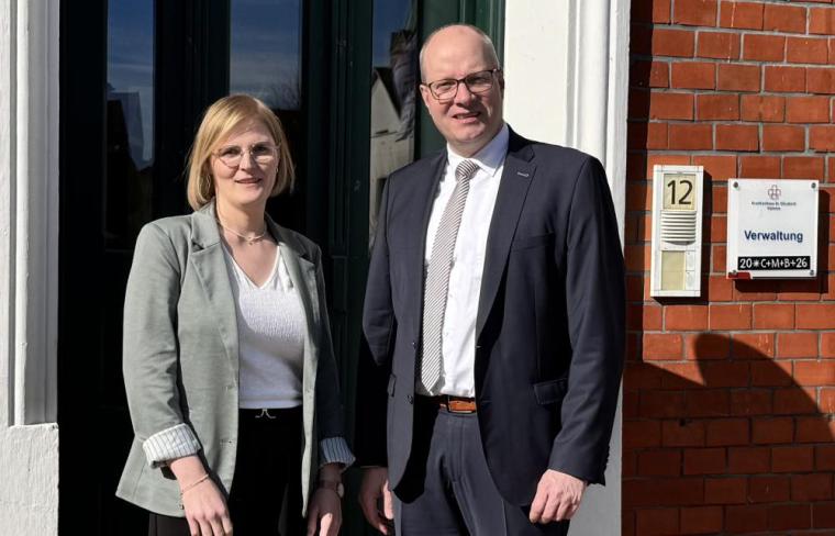 Geschäftsführer Michael gr. Hackmann heißt Marita Niebur-Ossenbeck herzlich...