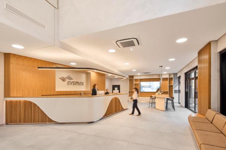 Der Empfangsbereich des neuen Sysmex Hauptquartiers begrüßt Gäste und...