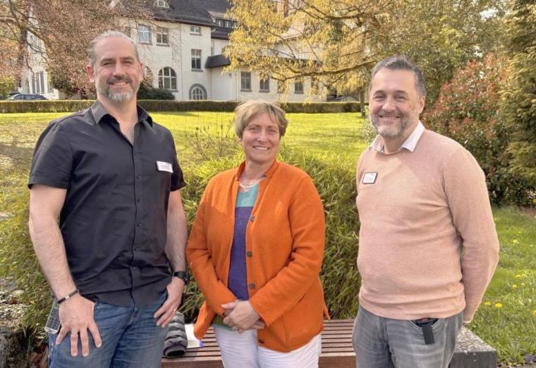Esther Storto (Mitte) und Dr. Christoph Andreis (rechts) freuen sich, dass...