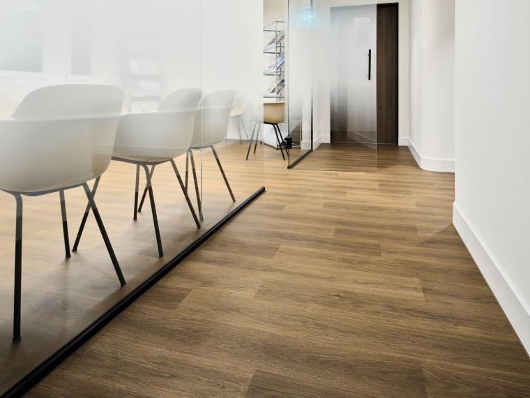 Noravant Timber fügt sich harmonisch in das Gestaltungskonzept der YUNA Klinik...