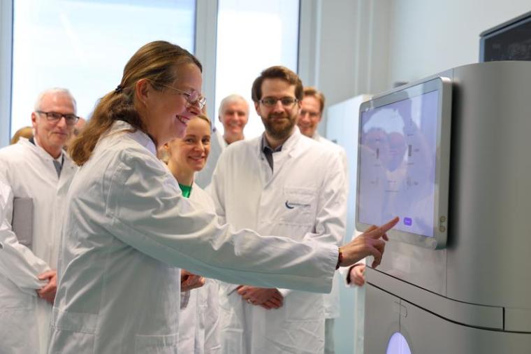 Wissenschaftsministerin Bettina Martin bei der Inbetriebnahme des...