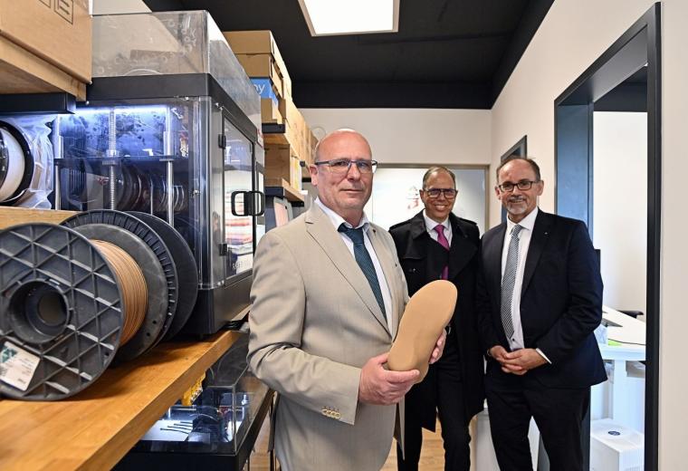 Investor Gunar Liebau (l.) zeigt Wirtschaftsminister Dr. Wolfgang Blank  (r.)...