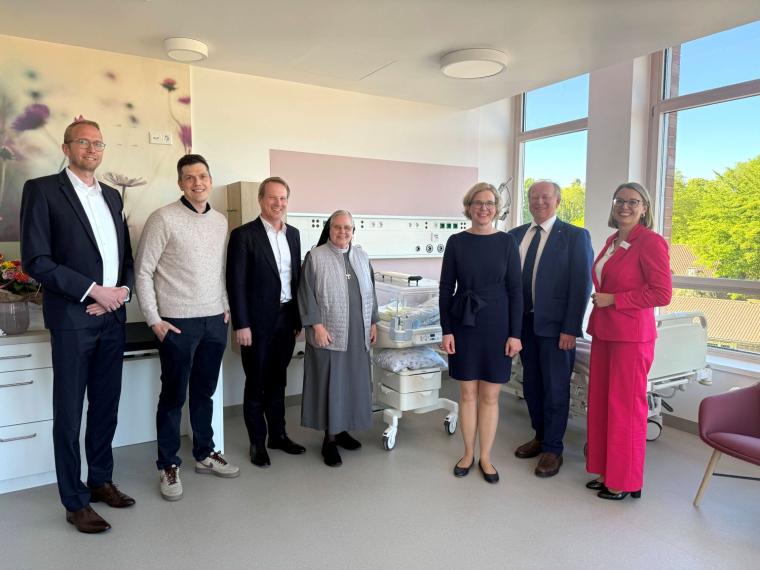 Freuen sich über die Fertigstellung der neuen Station für Früh- und kranke...