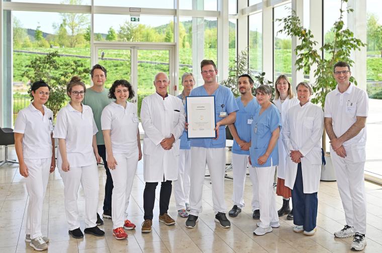 Das Team der Krankenhaushygiene am UKJ freut sich über das Gold-Zertifikat der...