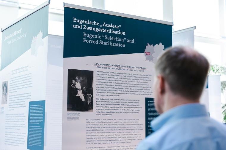 Die Ausstellung „Systemerkrankung – Arzt und Patient im...