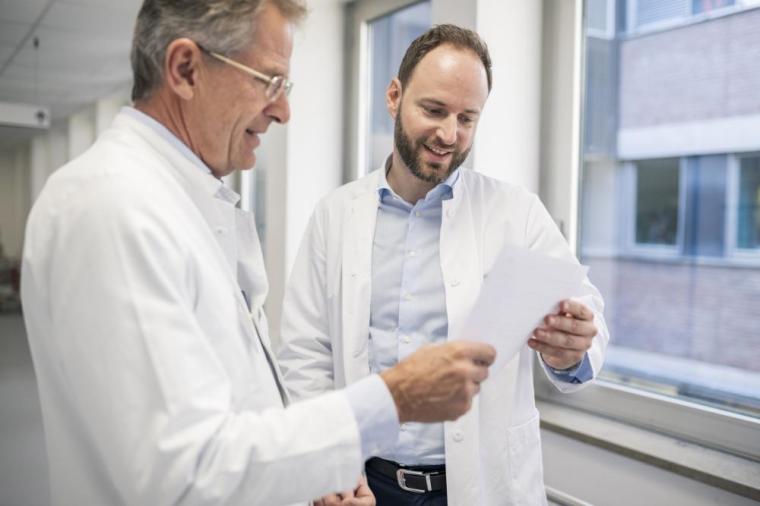Dr. Grieb zusammen mit Prof. Dr. Stefan Diederich (Chefarzt des Instituts für...