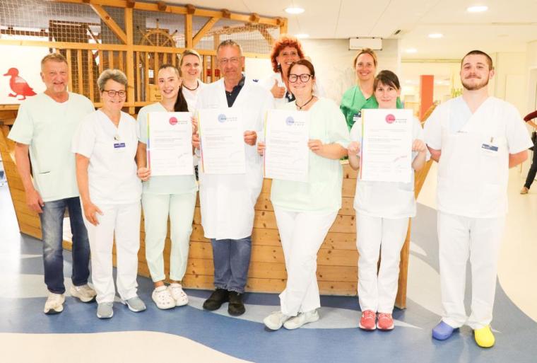 Die Teams der Kinderklinik und der Kinderchirurgie freuen sich über das zweite...