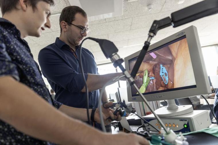 Minimalinvasive Operationen im Fokus: An der OTH Regensburg wird KI entwickelt,...