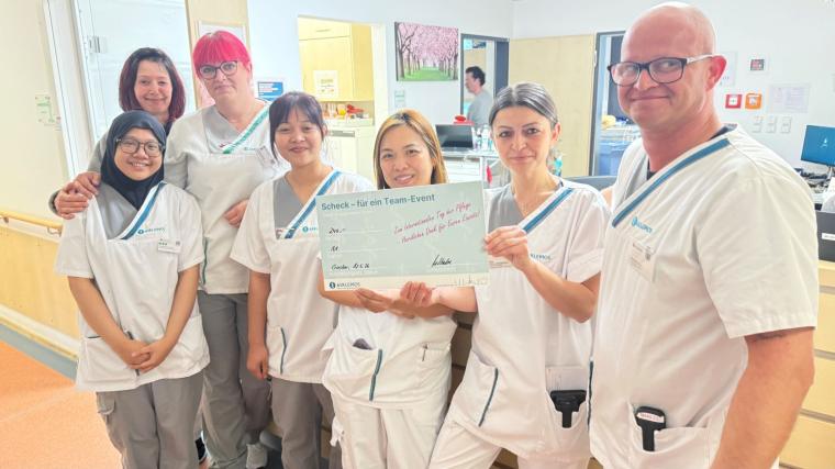 Über den Scheck freut sich ein Team in den Asklepios Harzkliniken.