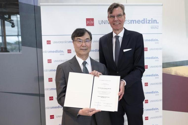 Prof. Dr. Shimon Sakaguchi und Univ.-Prof. Dr. Philipp Drees mit der Urkunde...