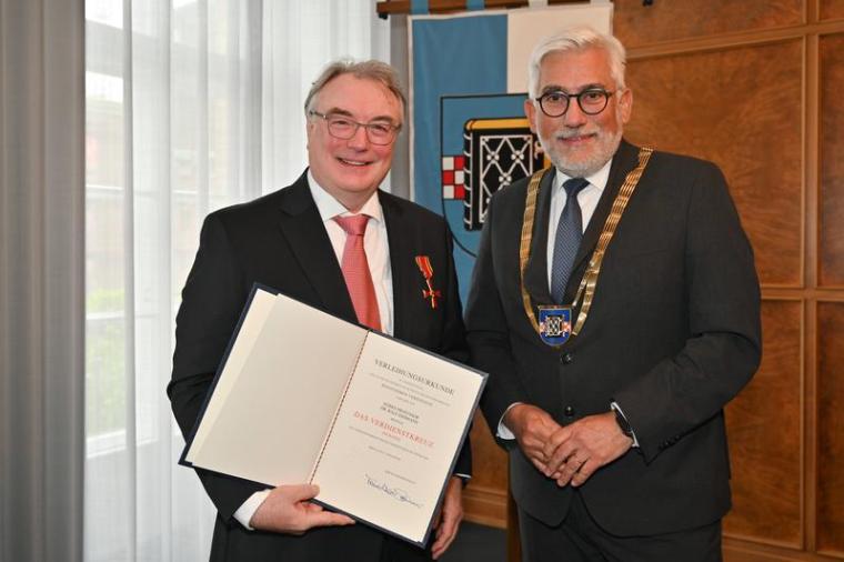 Ralf Erdmann (l.) wurde mit dem Bundesverdienstkreuz ausgezeichnet, das ihm...