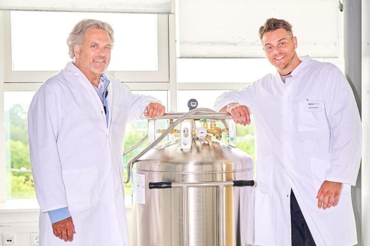 Prof. Klaus Gerwert und Grischa Gerwert in einem Labor von betaSENSE.