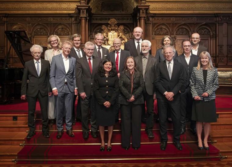 Hamburgs Erster Bürgermeister Dr. Peter Tschentscher mit dem...