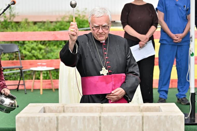 Der Erzbischof von Berlin Dr. Heiner Koch segnet den Grundstein