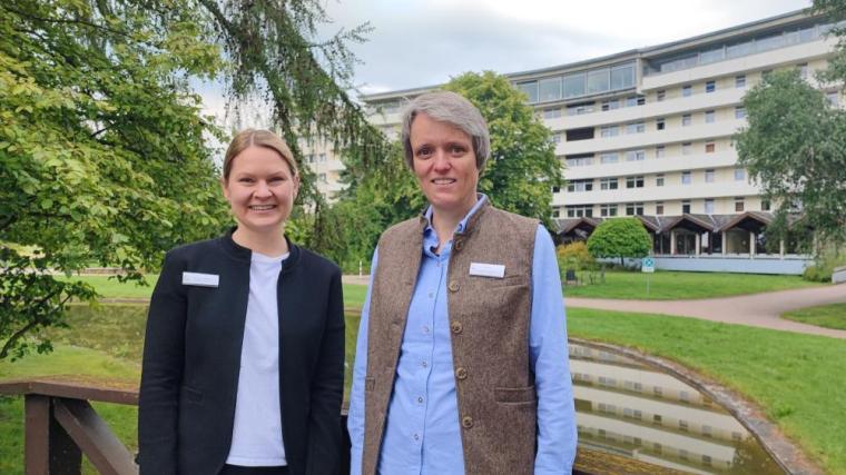 Dr. Ina Sprenger, Chefärztin der Krankenhausabteilung, (r.) und Lena Maren...