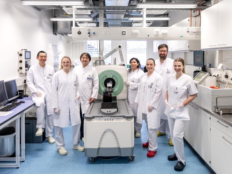 Prof. Dr. Takahiro Higuchi (3. v. l.) und seine Arbeitsgruppe am DZHI Würzburg