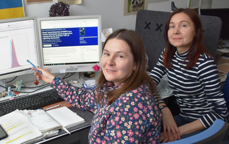 Dr. Ielizaveta Gorodetska (l.) und Prof. Anna Dubrovska (r.) arbeiten an der...