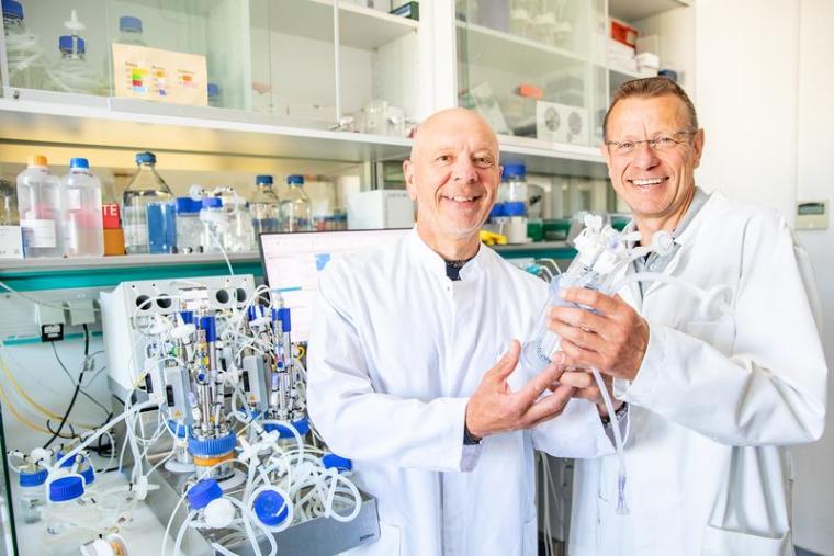 Kleiner, aber ausreichend: Prof. Dr. Robert Zweigerdt und Prof. Dr. Ulrich...