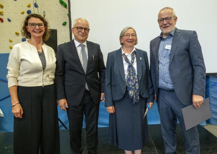 Von links: Dr. Claudia Fremder (Fachlicher Vorstand der DGD Stiftung und...