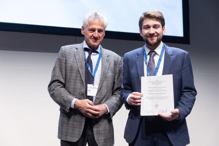 Dr. Julius Kaemmel (r.) bei der Auszeichnung mit der Dr. Rusche...