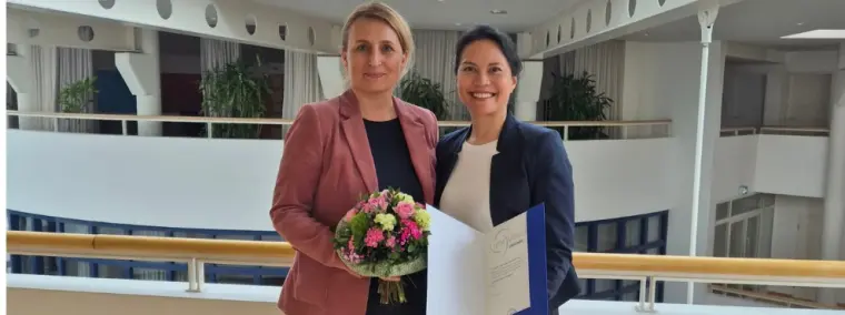 Prof. Dr. Nadine Abanador-Kamper (r.) bei ihrer Neuberufung. Links im Bild...
