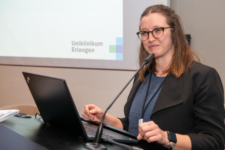 Jacqueline McFarland nahm den DGNI-Pflege- und Therapiepreis 2026 der DGNI auf...