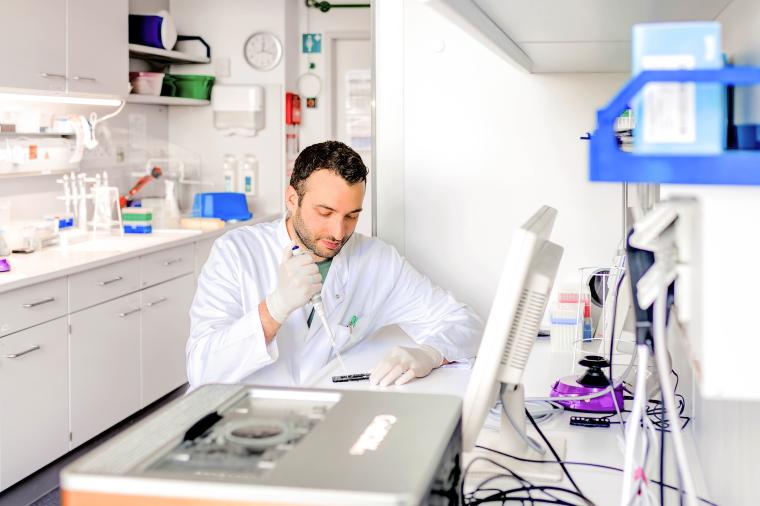Dr. Micha Banz bei der Vorbereitung einer Sequenzierbibliothek: Mit der Pipette...