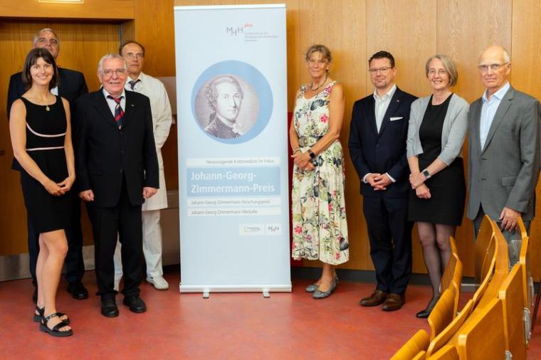 (v.l.): Forschungspreisträgerin Dr. Janna Heide (UKE), ihren Laudator Prof....