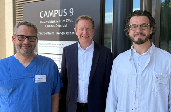 v.l.n.r.: Dr. Felix Lorang, Klinikgeschäftsführer Dr. Niklas Cruse und Prof....