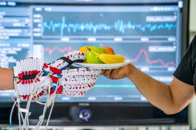 Das Soft-Hand-Exoskelett unterstützt Menschen, deren Hand gelähmt ist.