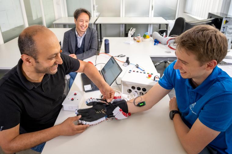 Dr. John Nassour (l.) und Nicolas Berberich (r.) testen den neu entwickelten...