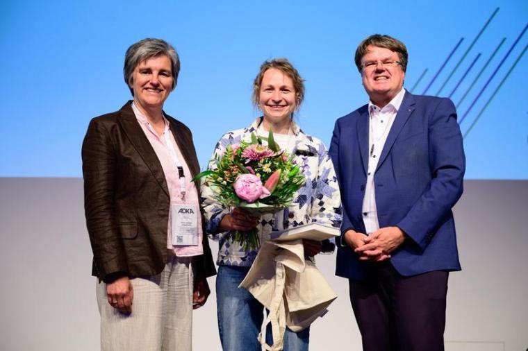 Stephanie Vogl (Mitte) wurde mit dem Posterpreis des Bundesverbands Deutscher...