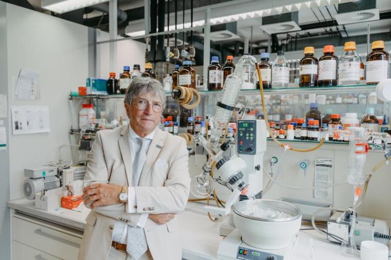Prof. Dieter Schinzer in seinem Labor am Institut für Chemie der Uni Magdeburg