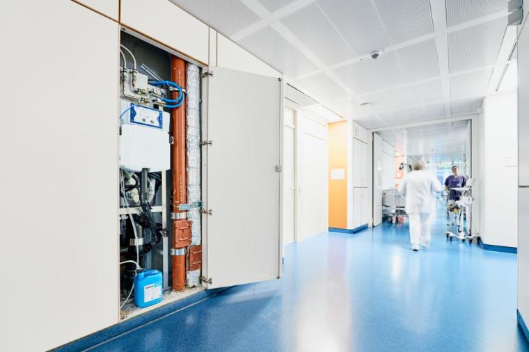 Hinter schlichten Wandschränken auf den Krankenhausfluren verbirgt sich der...