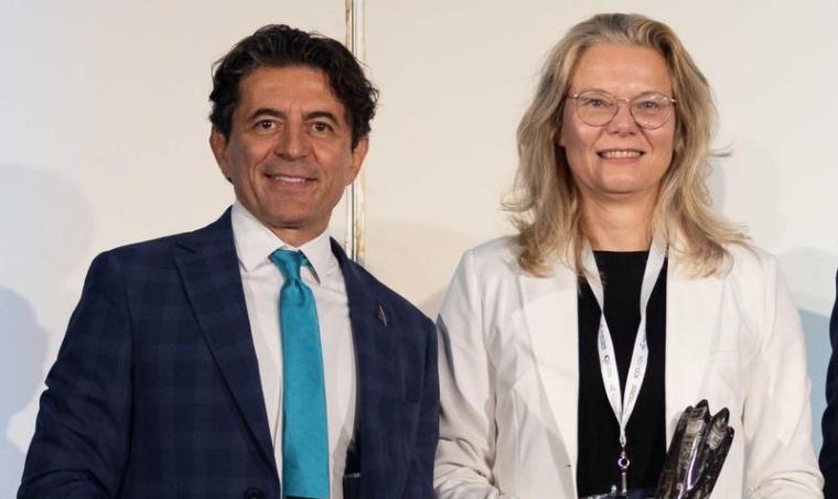 Prof. Dr. Antje Körner erhält den Willendorf Award von Dr. Simón Barquera,...