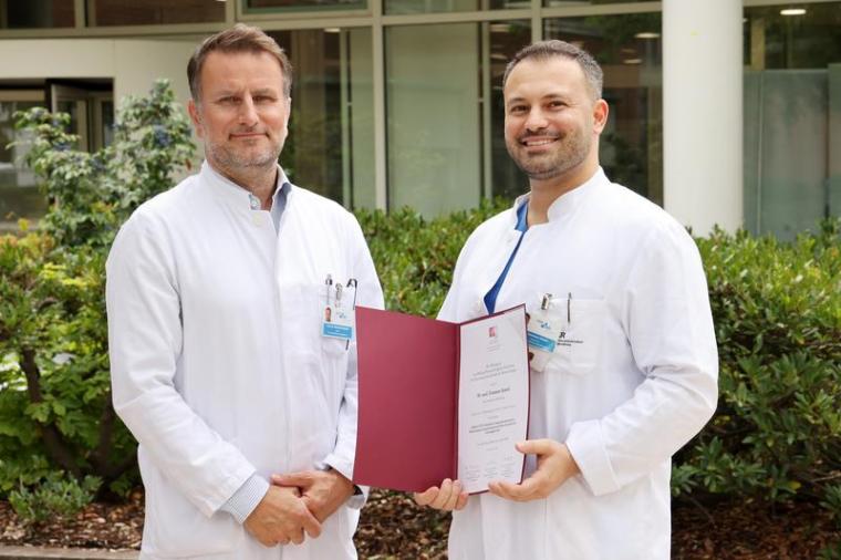 Dr. Tommaso Araceli (r.) zusammen mit Klinikdirektor Prof. Nils Ole Schmidt.