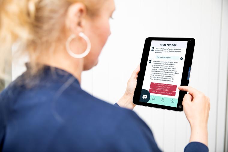 Die GenE³-App hilft Frauen bei Fragen rund um die Themen familiärer Brust-...