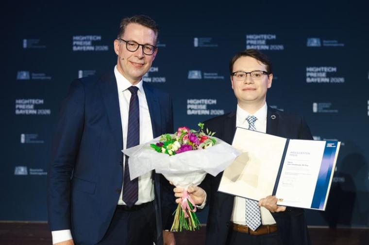 Jan Lützelberger nimmt die Auszeichnung von Wissenschaftsminister Markus Blume...