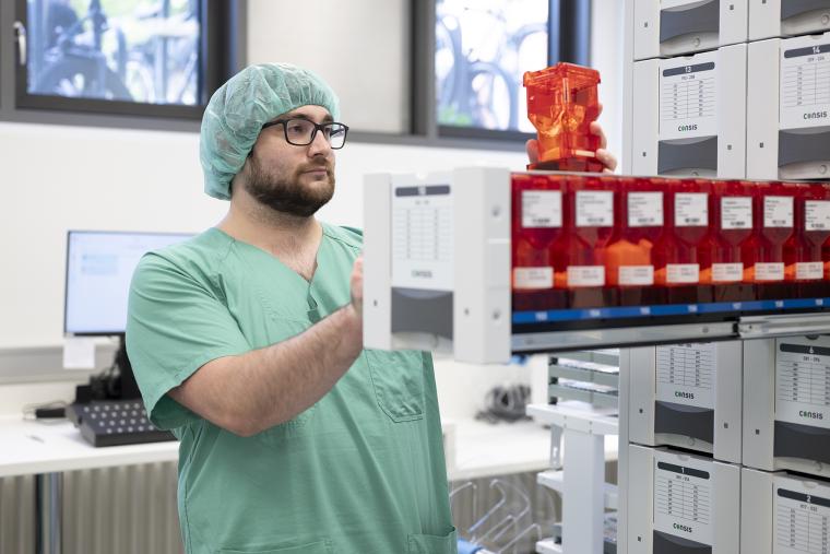 Pascale Köppe (Pharmazeutisch-technischer Assistent) prüft die Befüllung an...