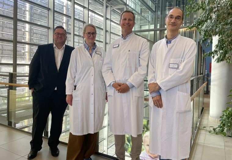 MHO-Krankenhausdirektor Carsten Oberpenning (l.) wünscht dem neuen Ärztlichen...
