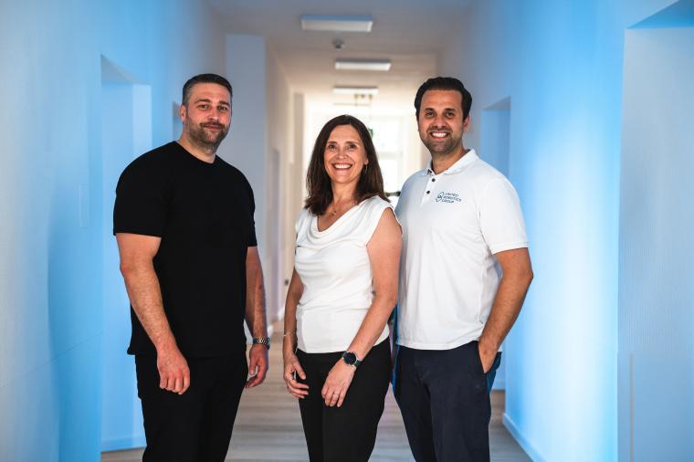 Mitglieder des URG-Managements eröffnen Robotik-Trainingszentrum in...