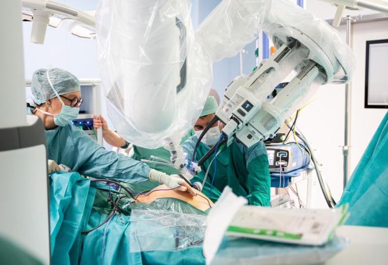 Das „Da Vinci SP“-Operationssystem im Einsatz: Die Kamera und drei flexible...