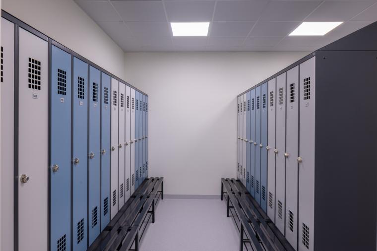 In Umkleiden sorgt die panella für eine homogene, effiziente Ausleuchtung. Sie...