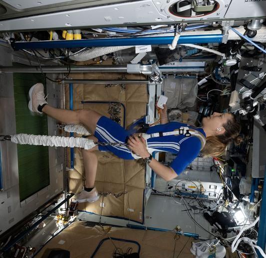 Training unter Strom: Die ESA-Astronautin Sophie Adenot im EMS-Anzug auf der ISS