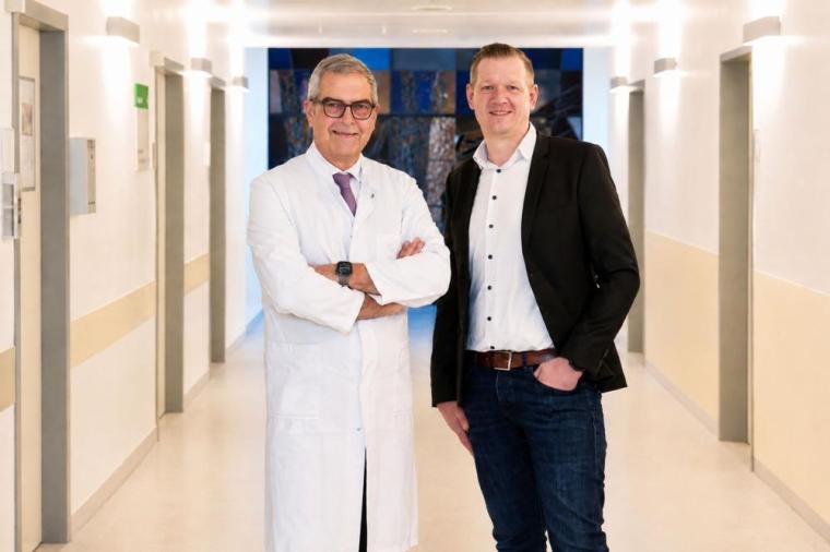 Zufriedene Gesichter: Prof. Michael Abou-Dakn, Chefarzt der Klinik für...