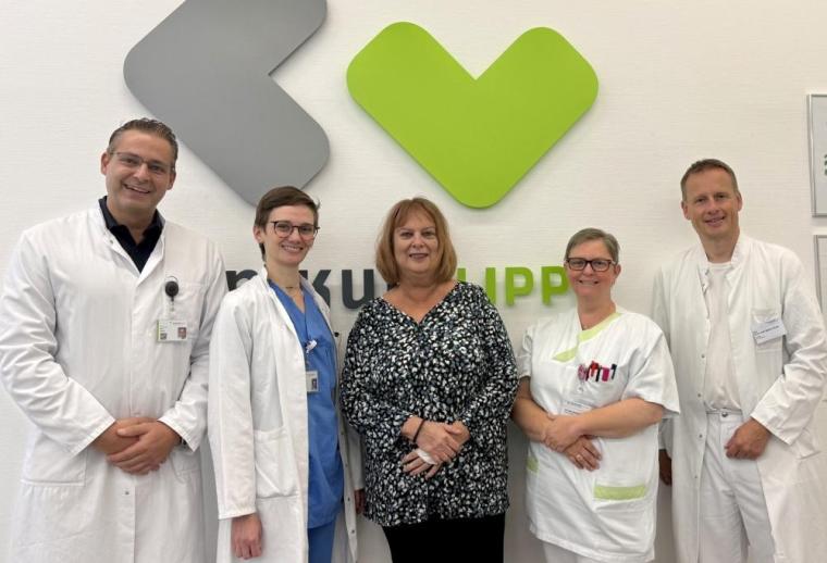 Die Patientin freute sich gemeinsam mit dem Team über den gelungenen Eingriff....
