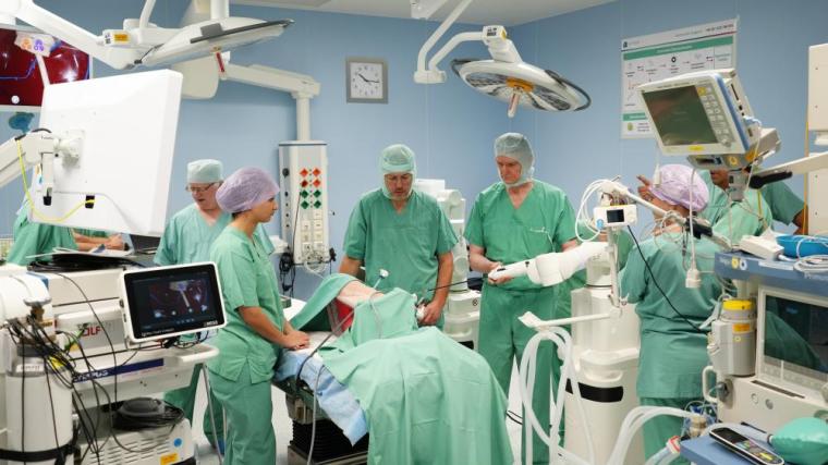 Das Team trainiert die Steuerung und die Abläufe mit dem neuen...