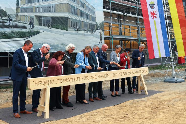 Richtfest des HIOH-Neubaus: Die Ehrengäste beim symbolischen Nagelschlag....