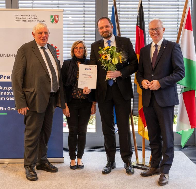 Prof. Markus Holling (2.v.r.) bei der Preisverleihung in Düsseldorf.
