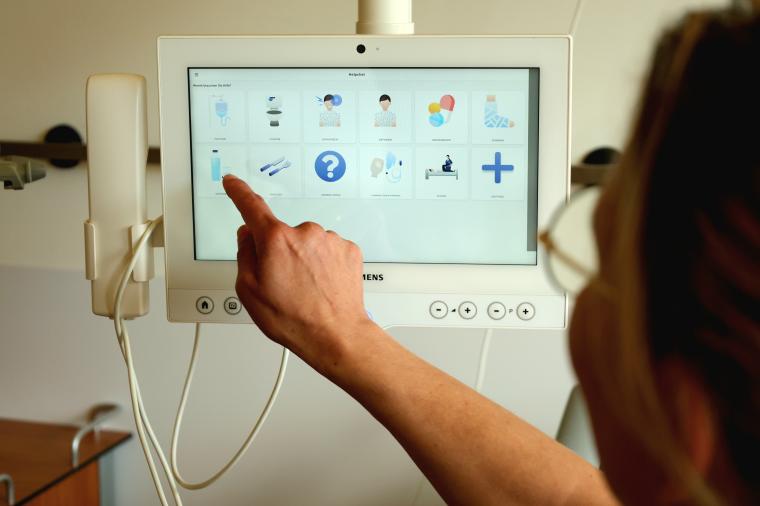 Die App HelpChat kann direkt am Krankenbett genutzt werden und gezielt...